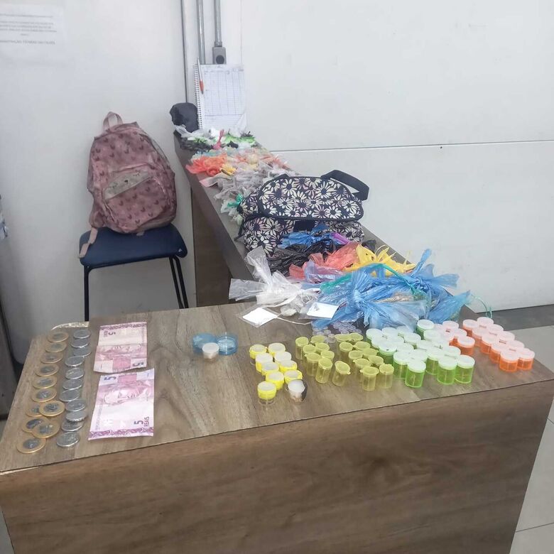 Ao todo, foram apreendidos 1,109 kg de maconha, 198 gramas de cocaína e 334 gramas de crack. 