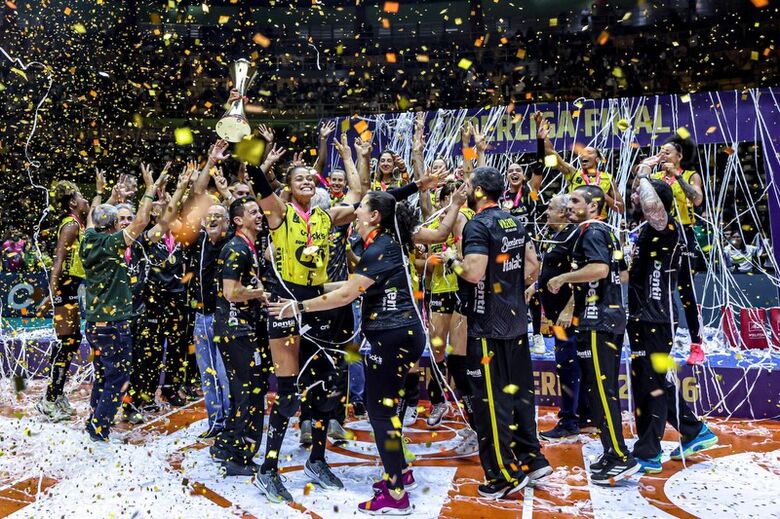 Praia Clube bate Minas e fatura título da Superliga Feminina de vôlei