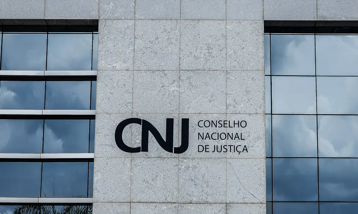 Cinco bancos passam a reter valores poucas horas após ordem da Justiça