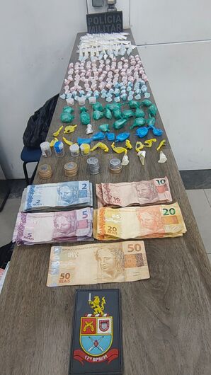 Foram encontradas 150 gramas de crack, 77g maconha e 136g de cocaína, além de quantia em dinheiro e o RG do suspeito