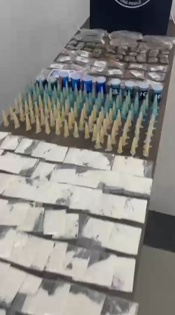 Ao todo, foram apreendidos 67 invólucros de maconha, 110 invólucros de crack, 190 invólucros de cocaína e R$ 685,80