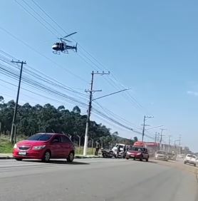 Motociclista é socorrido por helicóptero após acidente em Suzano