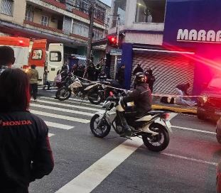 Motocicleta foi jogada contra um ponto de ônibus e atingiu três pessoas que aguardavam no local