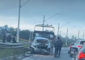 Essa é uma captura de tela de um vídeo que mostra parte do veículo danificado após o acidente