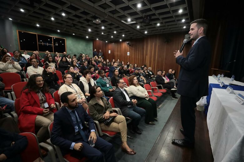 Cerimônia celebra novo ciclo da iniciativa 'Acolher com o Coração'