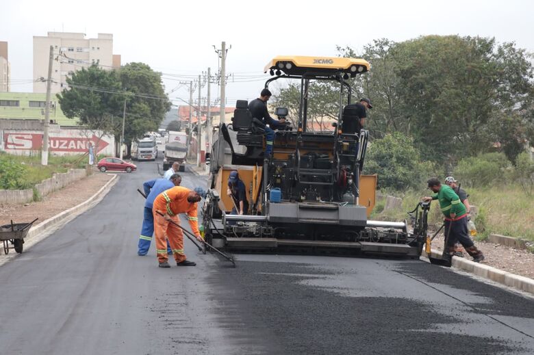 Aplicação de asfalto na Vila Figueira avança com obras na rua Shoichi Masuda