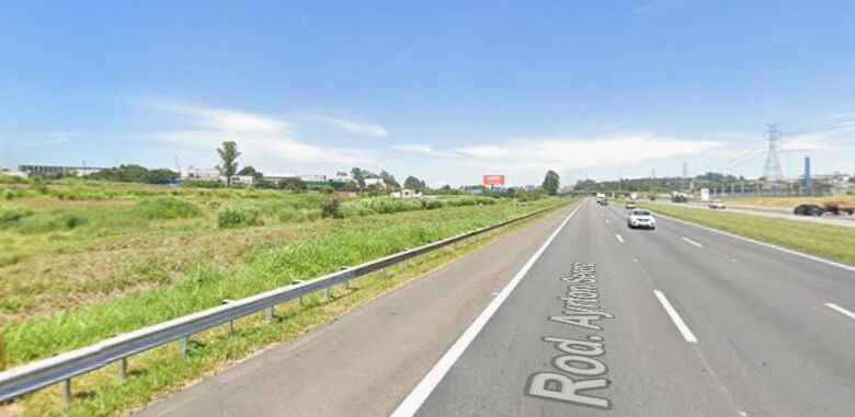 O acidente aconteceu por volta das 7h, no km 45 da Rodovia Ayrton Senna, no sentido Mogi.
