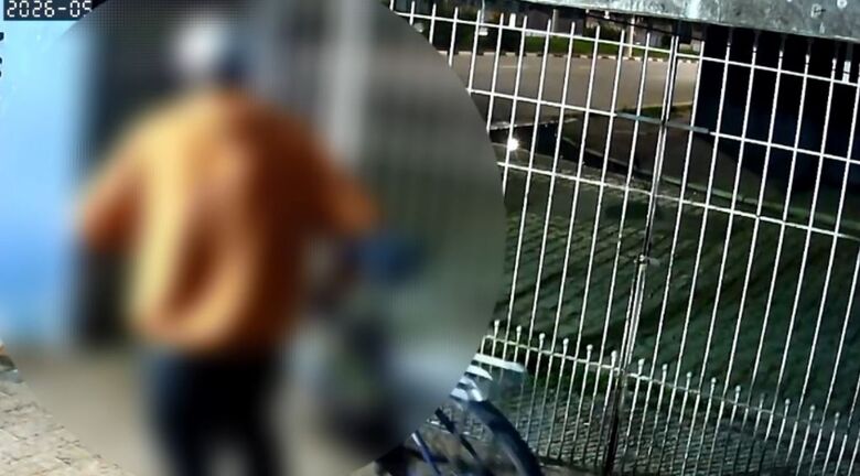 Câmera de segurança flagra homem invadindo casa e furtando bicicleta em Suzano
