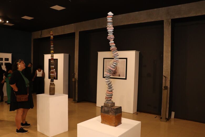 Artista William Ferro apresenta exposição como parte de uma série de estudos; visitação ocorre de segunda a sexta-feira, das 9 às 17 horas