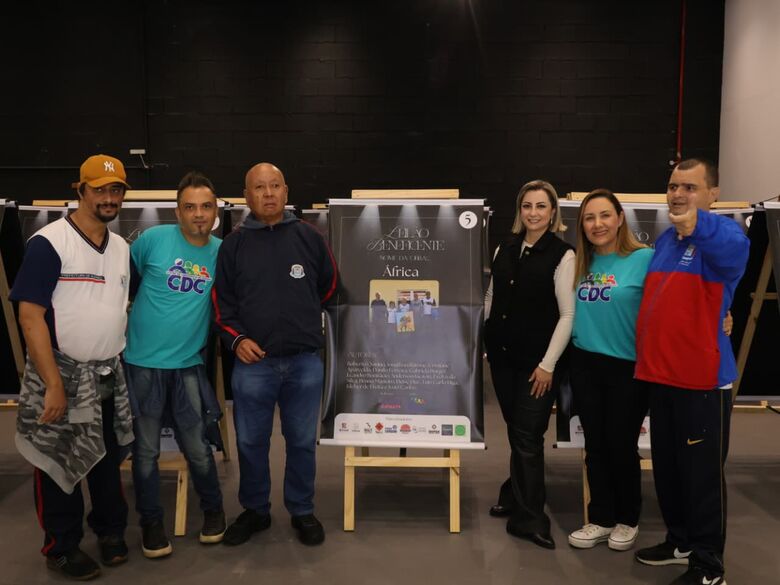 Com o acompanhamento de Larissa Ashiuchi, os frequentadores do Centro de Convivência da Pessoa com Deficiência (CDC) de Suzano visitaram nesta quarta-feira (13/05) a mostra 