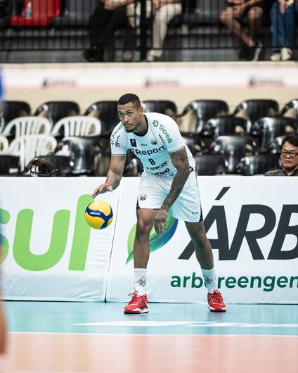 Suzano Vôlei oficializou a renovação de contrato do oposto Guilherme Sabino para sua sexta temporada no clube, confirmando a manutenção de seu principal destaque ofensivo para a temporada 2026/27.
