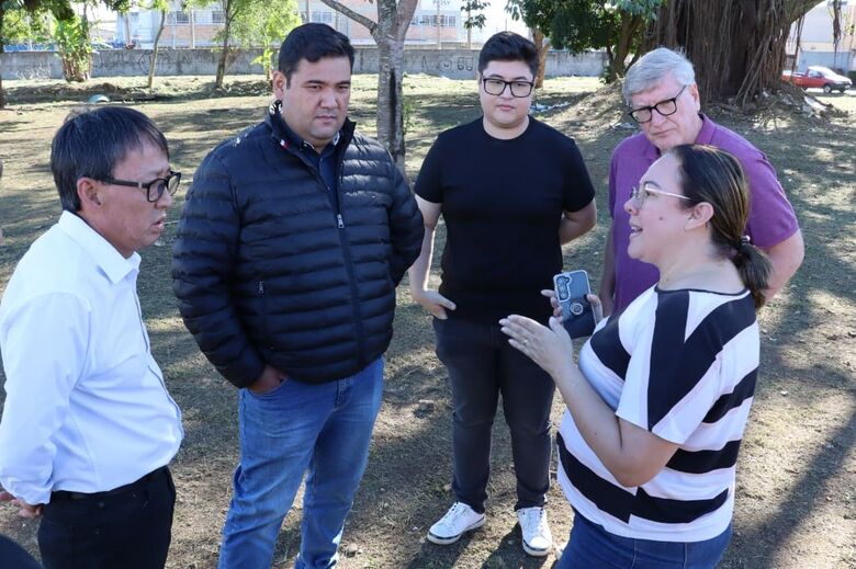 O chefe do Poder Executivo municipal esteve no local que receberá o equipamento na companhia da secretária municipal de Educação, Renata Priscila Magalhães; do secretário municipal de Manutenção e Serviços Urbanos, Samuel Oliveira; do secretário municipal