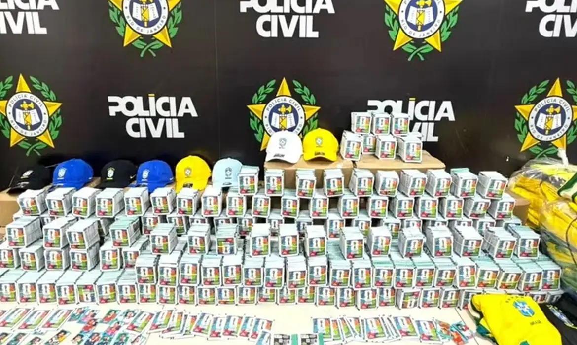 A Polícia Civil do Rio de Janeiro apreendeu, nesta quinta-feira (21), mais de 200 mil figurinhas falsificadas da Copa do Mundo de 2026