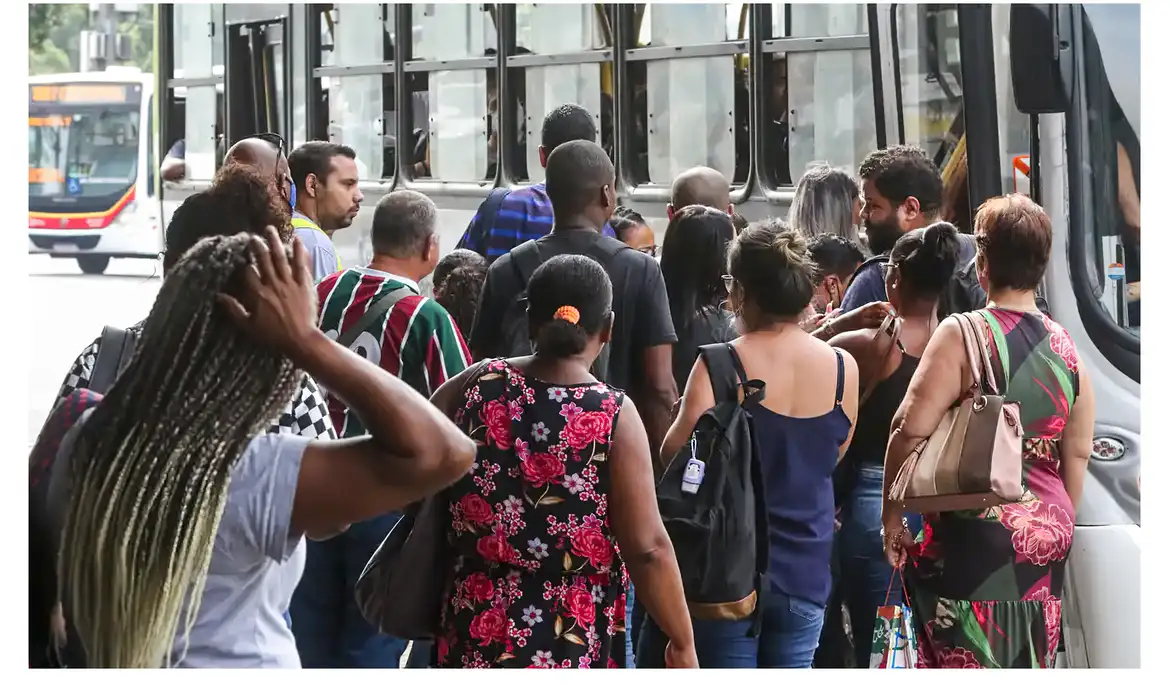 O número de pessoas que buscam emprego há dois anos ou mais caiu 21,7% no primeiro trimestre de 2026 em relação ao mesmo período de 2025