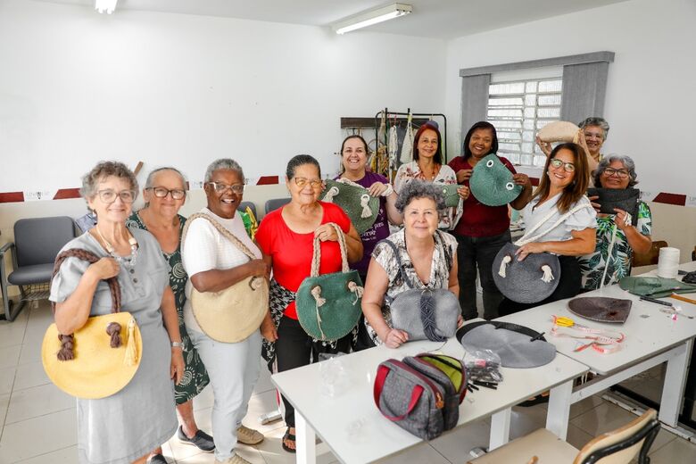 As alunas tiveram uma oficina com a professora Vera Lúcia, utilizando supla e barbante para a fabricação de uma bolsa