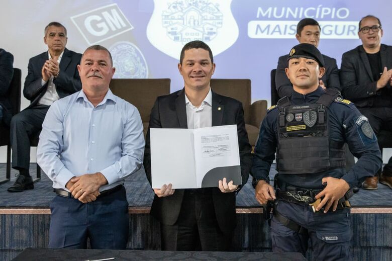 Secretário Francisco Balbino formalizou ingresso da cidade durante cerimônia