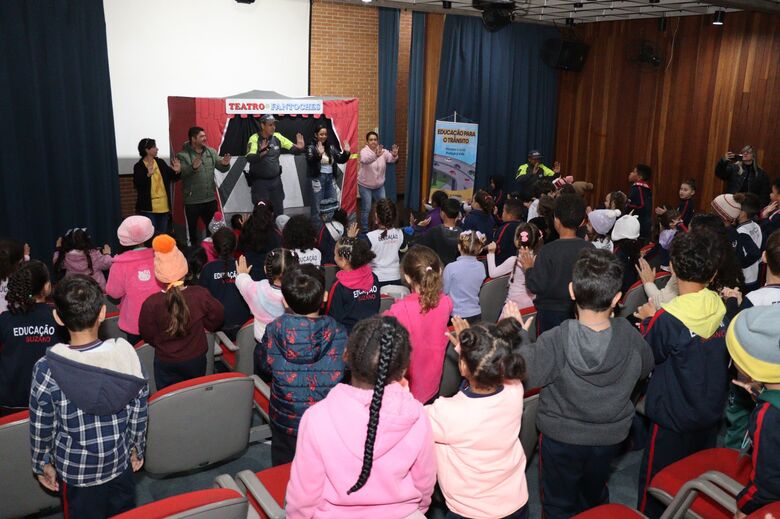Por meio de um Teatro de Fantoche, 509 alunos de cinco escolas da cidade estão tendo a oportunidade de aprender as leis de trânsito de forma lúdica e divertida.