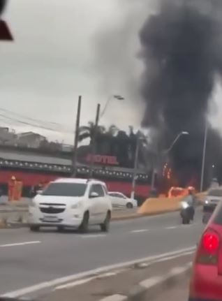 Ônibus com cerca de 20 trabalhadores pega fogo em Poá