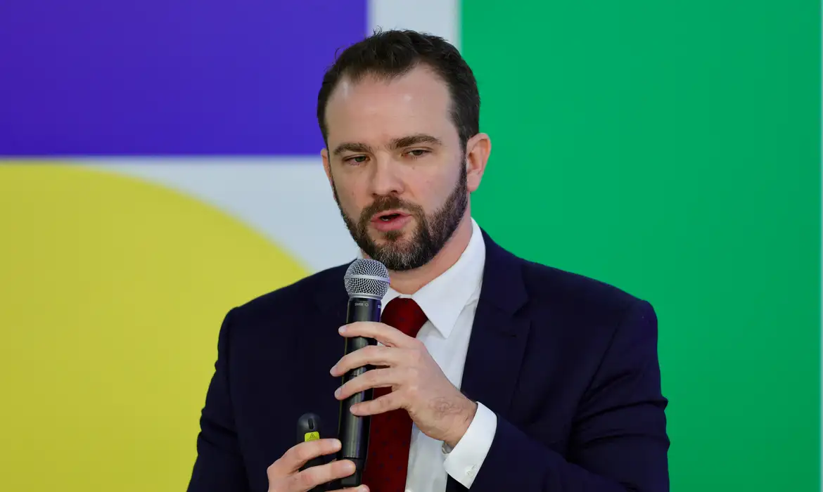 Durigan informou que o governo também prepara a ampliação do programa para estudantes inadimplentes do Fundo de Financiamento Estudantil (Fies)