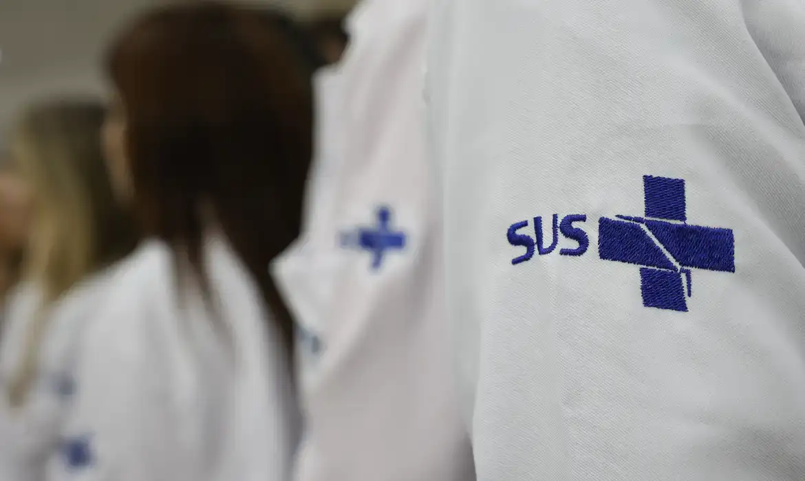 No estado de São Paulo, casos suspeitos devem ser comunicados imediatamente à vigilância epidemiológica municipal e ao CVE