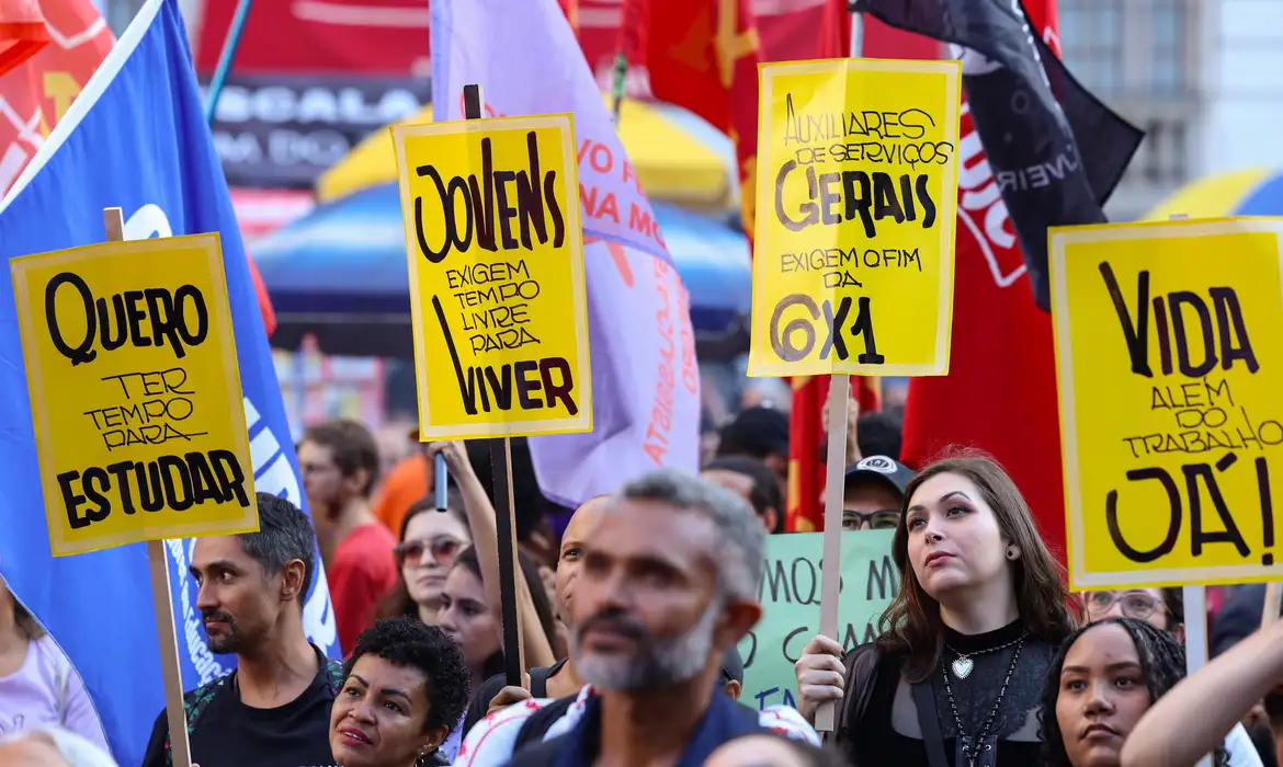A regra de transição para redução da jornada de trabalho das atuais 44 horas para 40 horas semanais deve ser de um ano, segundo acordo costurado pelas lideranças da Câmara e pelo governo federal e anunciado nesta segunda-feira (25)