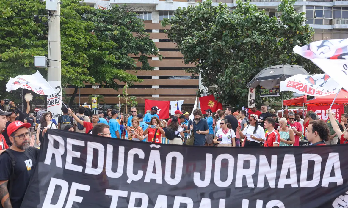 Parecer da 6x1 é adiado em meio à pressão para transição de 10 anos