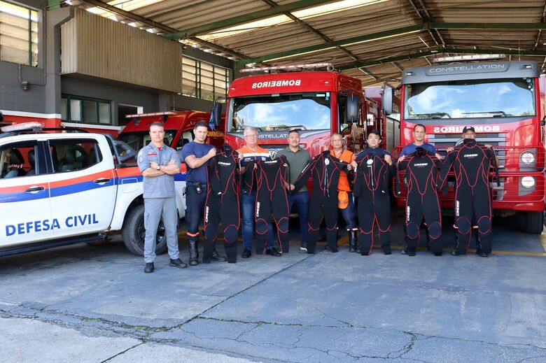 Defesa Civil de Suzano recebe doação de trajes de neoprene do Corpo de Bombeiros