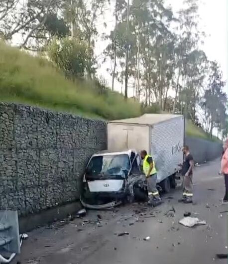 Ocorrência aconteceu após batida entre um carro e um caminhão