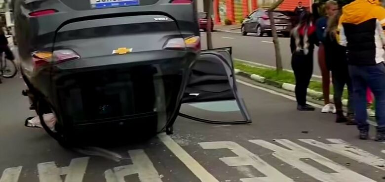 Carro capota em acidente na Avenida Roberto Simonsen