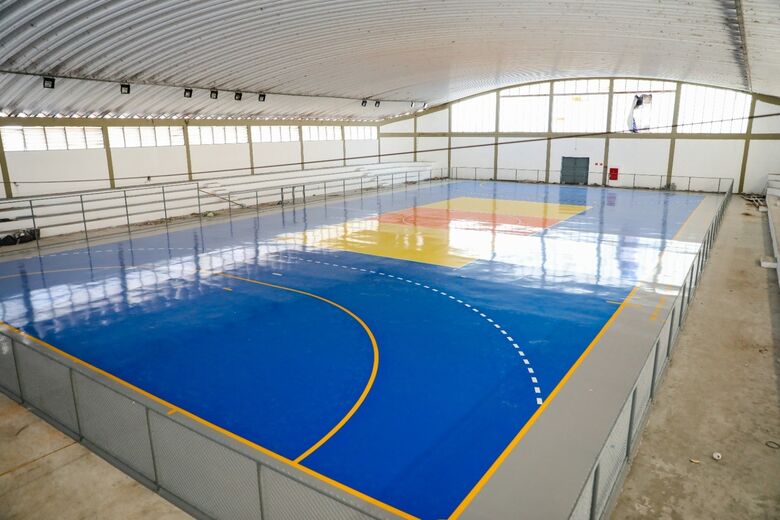 Quadra poliesportiva já conta com piso finalizado, pintura e instalação de alambrado