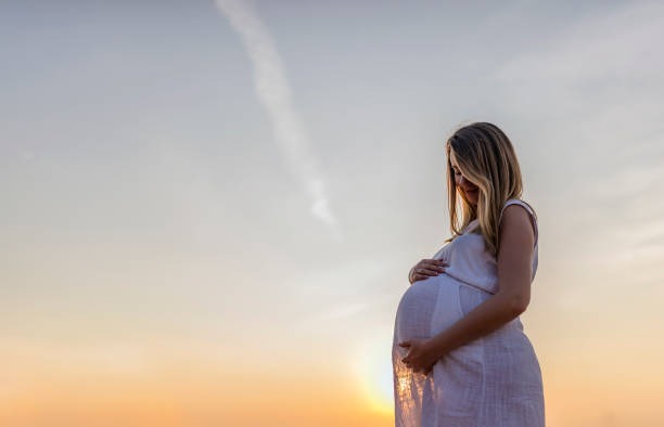 A gestação é um período marcado por mudanças físicas e hormonais que provocam sintomas considerados comuns, como náuseas, cansaço, dores e inchaço