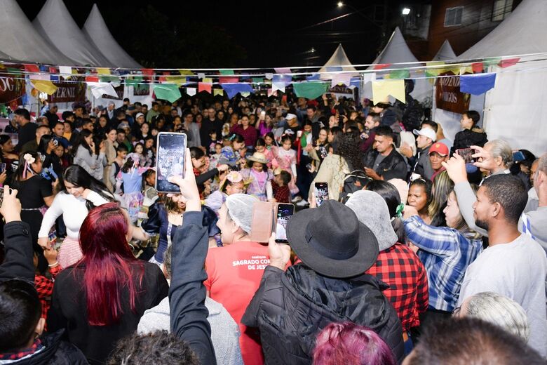 O público poderá aproveitar barracas com comidas e bebidas típicas, além de apresentações de quadrilhas, brincadeiras e música ao vivo