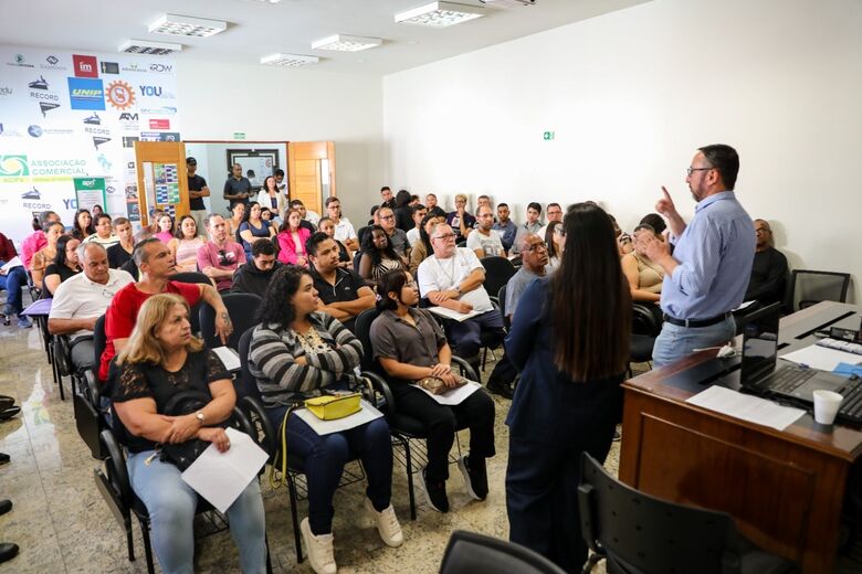 Mutirão de Emprego aproxima trabalhadores de oportunidades em Ferraz