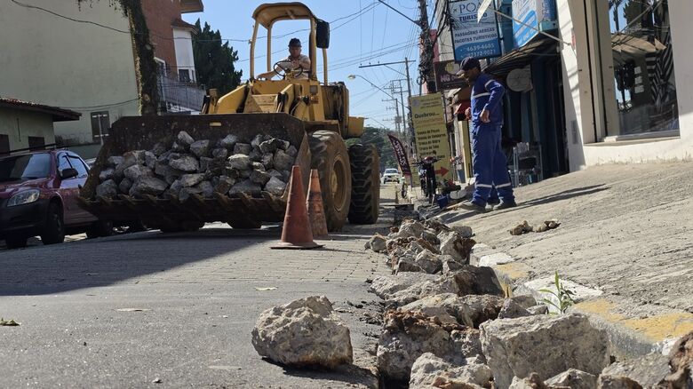 Poá inicia recapeamento asfáltico na Rua Hermógenes La Regina