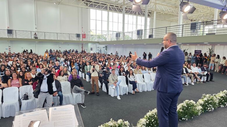  Saulo Souza garante aumento de 10% no vale-alimentação e reajuste salarial de 5% para servidores