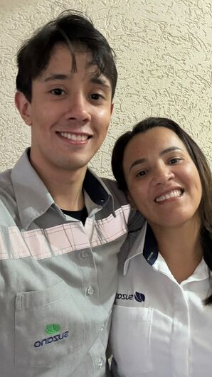Entre as histórias está a de Cristiane Vieira Soares, técnica de Enfermagem do Trabalho, e Ryan Vieira Soares, aprendiz de Produção, que atuam na unidade da companhia em Suzano (SP)