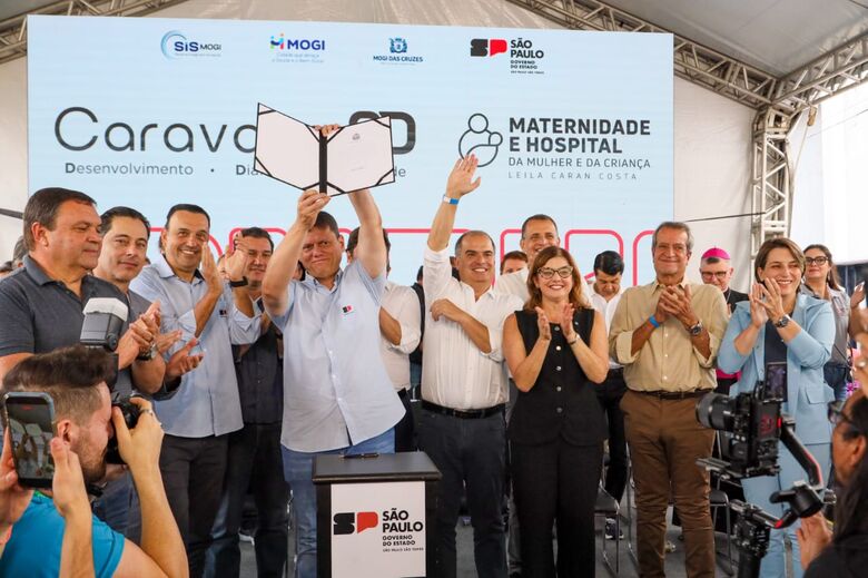 Governador Tarcísio de Freitas assinou autorizações ao lado da prefeita de Mogi das Cruzes, Mara Bertaiolli
