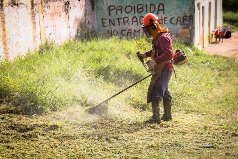 As equipes atuaram na conservação da via pública, promovendo melhorias nas condições de limpeza, organização e mobilidade urbana