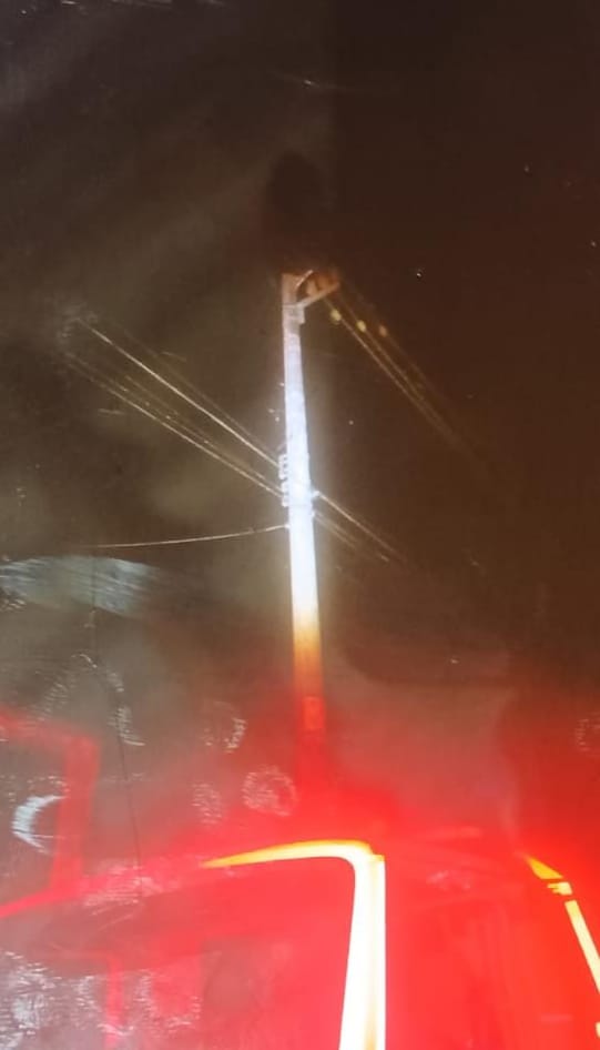 De acordo com informações passadas por populares, as vítimas estavam tentando realizar uma ligação clandestina de energia elétrica na via pública quando ocorreu o acidente