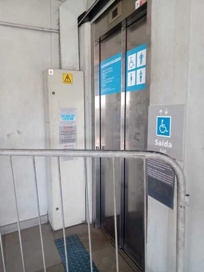 De acordo com o relato, os elevadores da estação estavam fora de funcionamento quando ele e a esposa precisavam acessar a plataforma