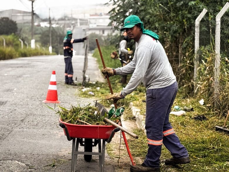 Ação conjunta entre secretarias municipais promove limpeza urbana