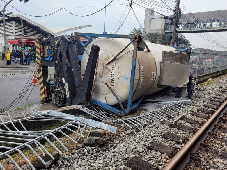 Imagens mostram a carga do caminhão em cima da grade da CPTM, próxima aos trilhos do trem