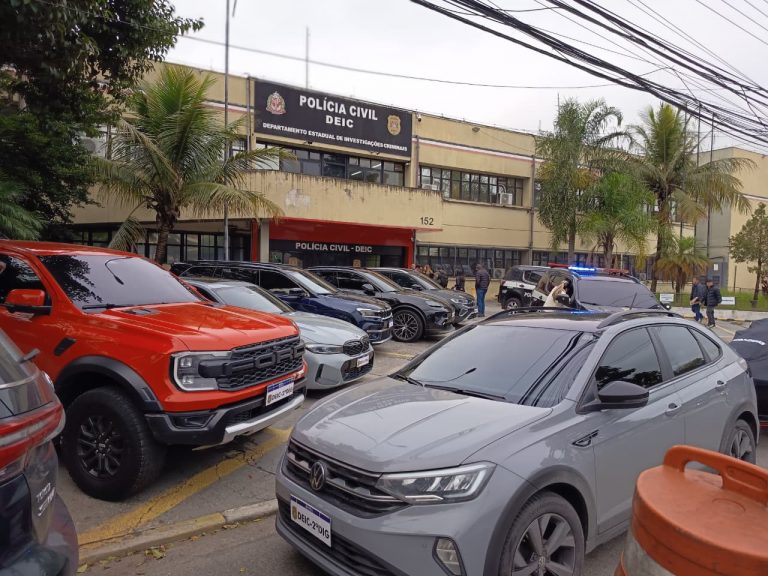 Celulares, notebooks e ao menos seis veículos de luxo foram apreendidos para perícia.
