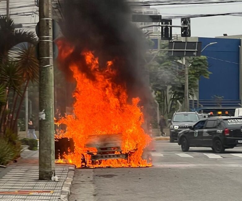 Carro pega fogo em Mogi