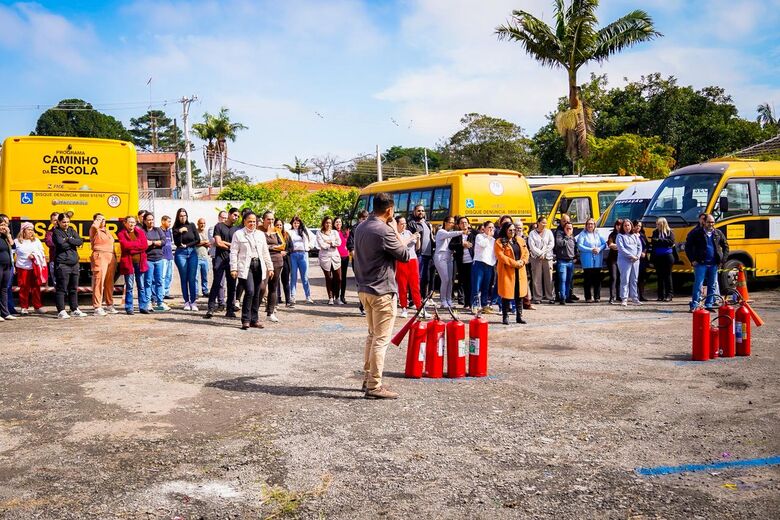 O treinamento teve como objetivo ampliar o conhecimento técnico dos servidores e reforçar os protocolos de prevenção e resposta rápida em situações de emergência, contribuindo para a segurança nos equipamentos públicos e a preservação de vidas.
