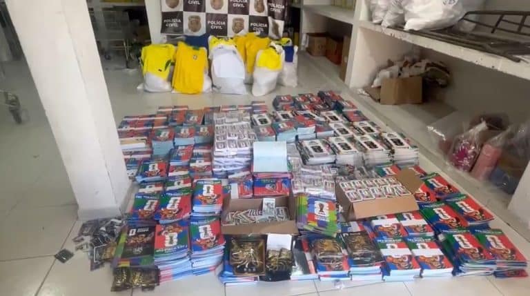 Policiais apreenderam cerca de 2 mil camisas de seleções falsificadas. A operação também recolheu 85 mil álbuns e figurinhas da Copa do Mundo sem procedência legal.
