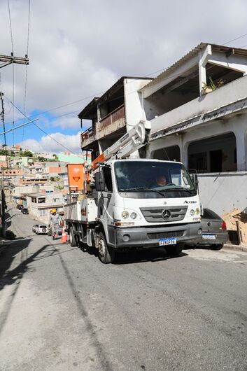  Serviços Urbanos reforçam iluminação pública e realizam operação tapa-buraco em Ferraz
