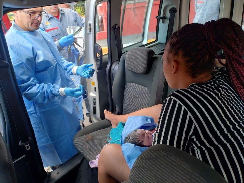 Equipes do Corpo de Bombeiros de Suzano realizam parto de emergência
