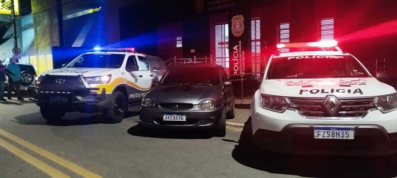 Dupla bate carro furtado em pilar de concreto durante tentativa de fuga em Guararema