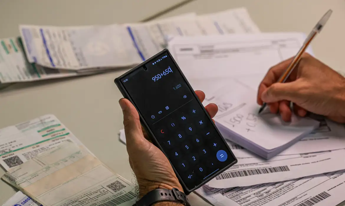 Mais de 17 mil operações com recursos do Fundo de Garantia do Tempo de Serviço (FGTS) foram utilizadas para pagamento de dívidas por meio do programa Desenrola 2.0